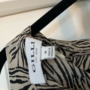 Gilli Black and White Graphic Blouse with Mandarin Collar